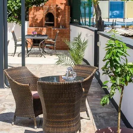 In Okrug Gornji With Sea View, Balcony, Air Conditioning, Wifi 5134-3 شقة تروغير